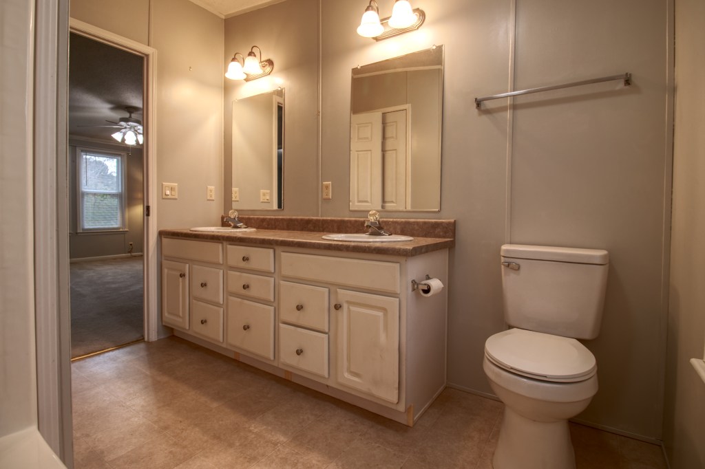 The Tight Squeeze: How to Capture Stunning Photos of Small Bathrooms